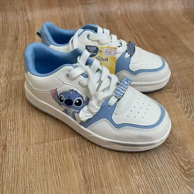 Zapatos con Stitch color blanco y azul 