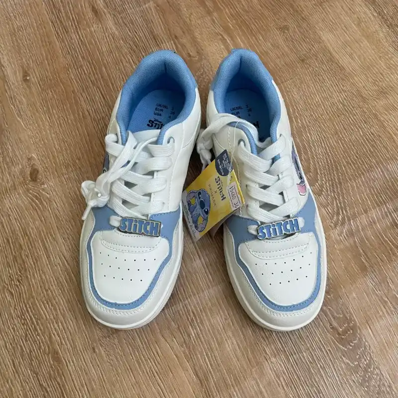 Zapatos con Stitch color blanco y azul 