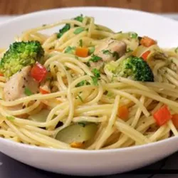 Espaguetis c/ Vegetales y Queso Gouda 