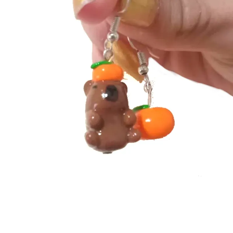 Capibara con su mandarina 