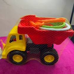 Camión con accesorios de jugar en la arena
