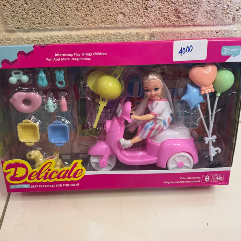 Mono Barbie motorista con accesorios