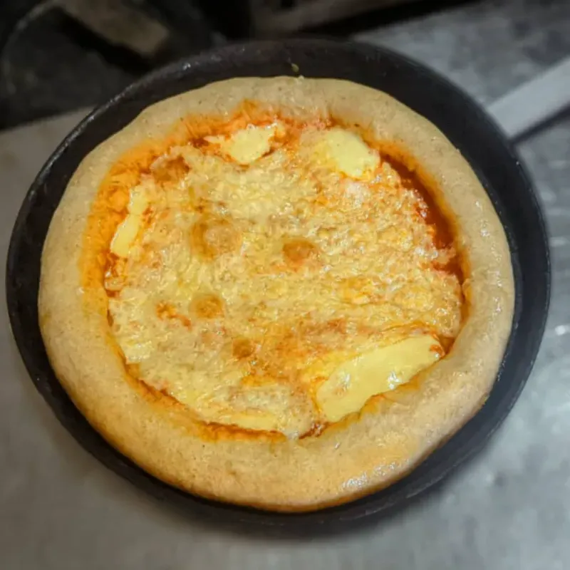Pizza con Borde Relleno de Queso 
