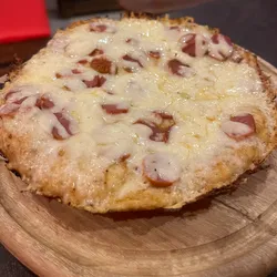 Pizza de salchichas /gouda