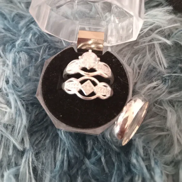 Nuestra tienda virtual se complace en ofrecerle variedad de prendas de plata 925.