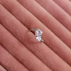Anillo brillante de doble corazón