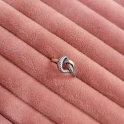 Anillo con circonita cúbica anudada y corazón