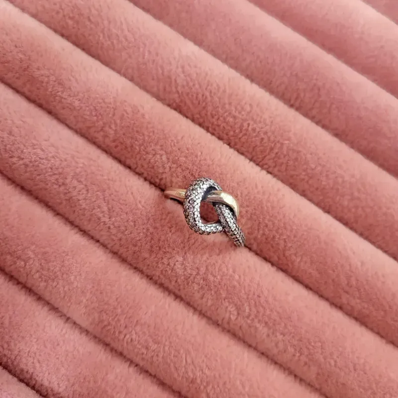 Anillo con circonita cúbica anudada y corazón