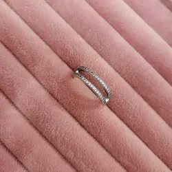Anillo con engaste pavé, doble banda y logotipo