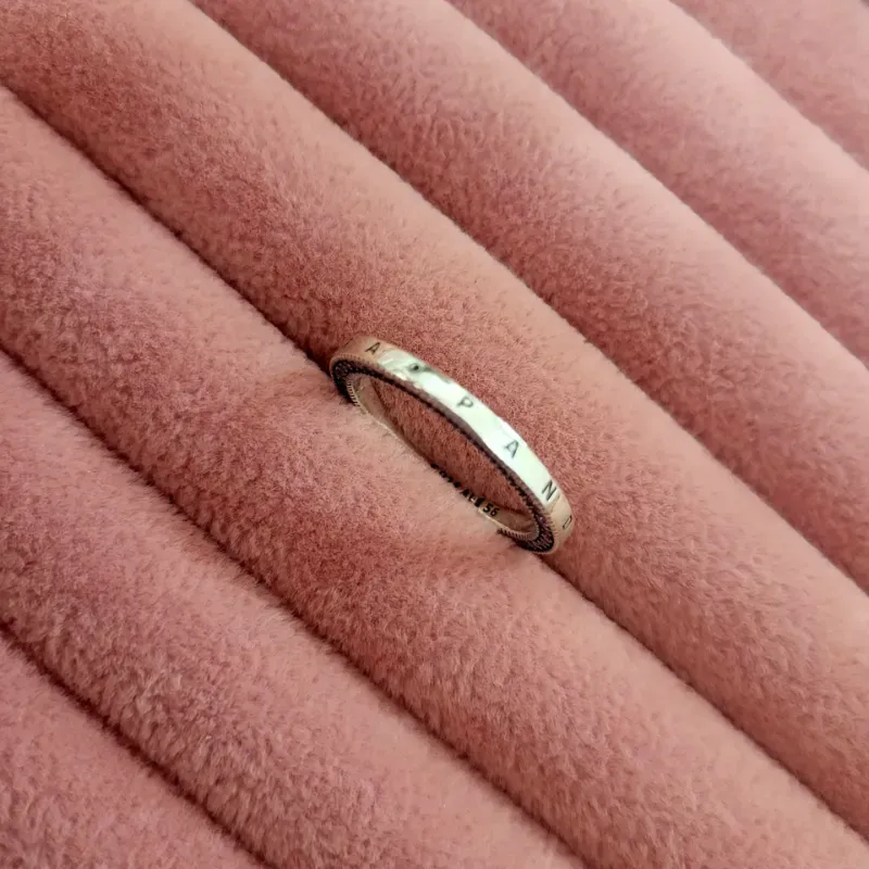Anillo con logotipo de Pandora 
