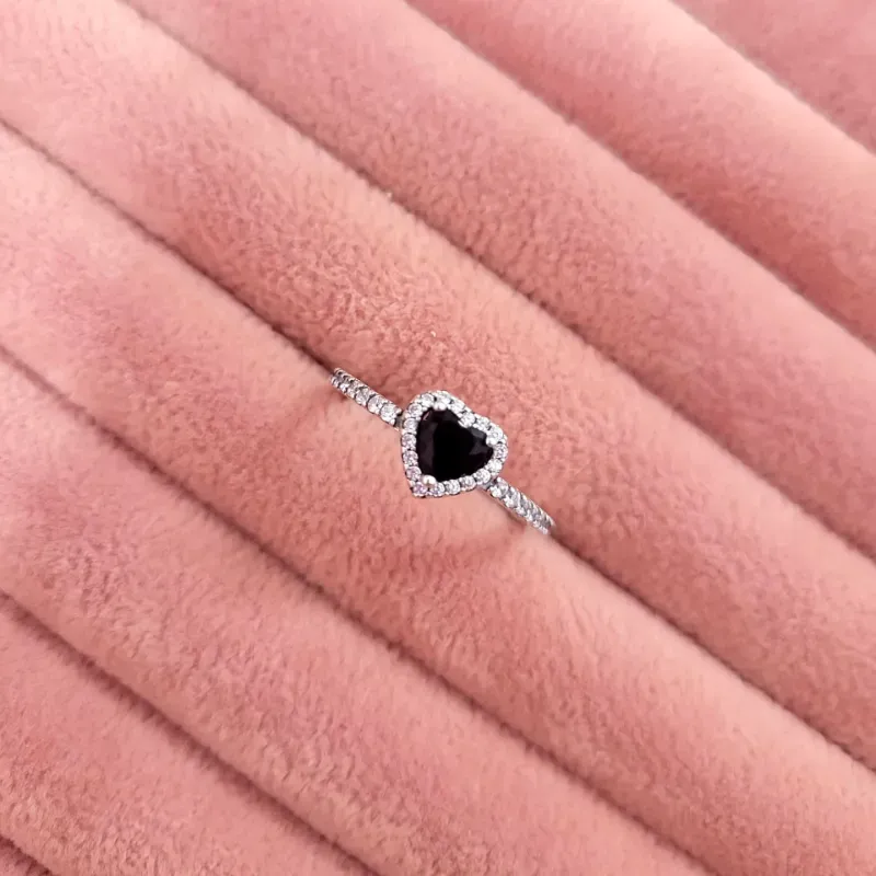 Anillo corazón negro elevado 