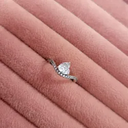 Anillo corazón ondulado en pavé 
