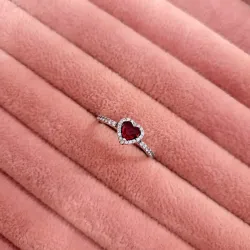 Anillo Corazón Rojo en Relieve 