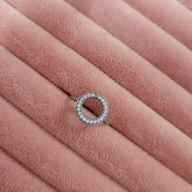 Anillo de circonita cúbica con halo de corazones