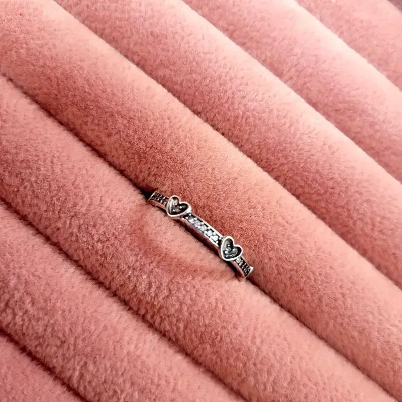 Anillo de corazones brillantes radiantes