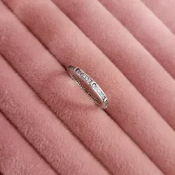 Anillo de luna creciente brillante