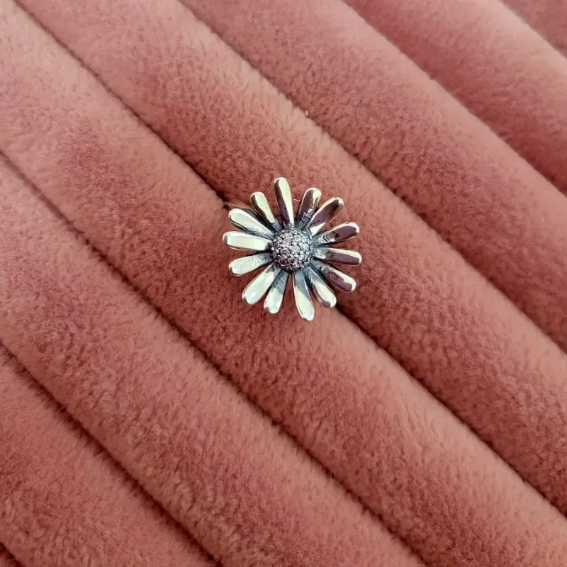 Anillo de margaritas pavé