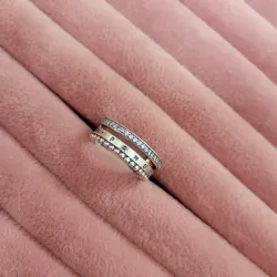 Anillo de pavé y cuentas con logotipo