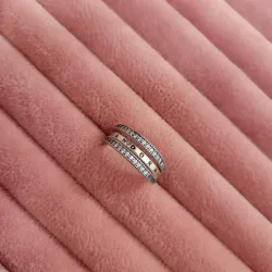 Anillo de pavé y cuentas con logotipo