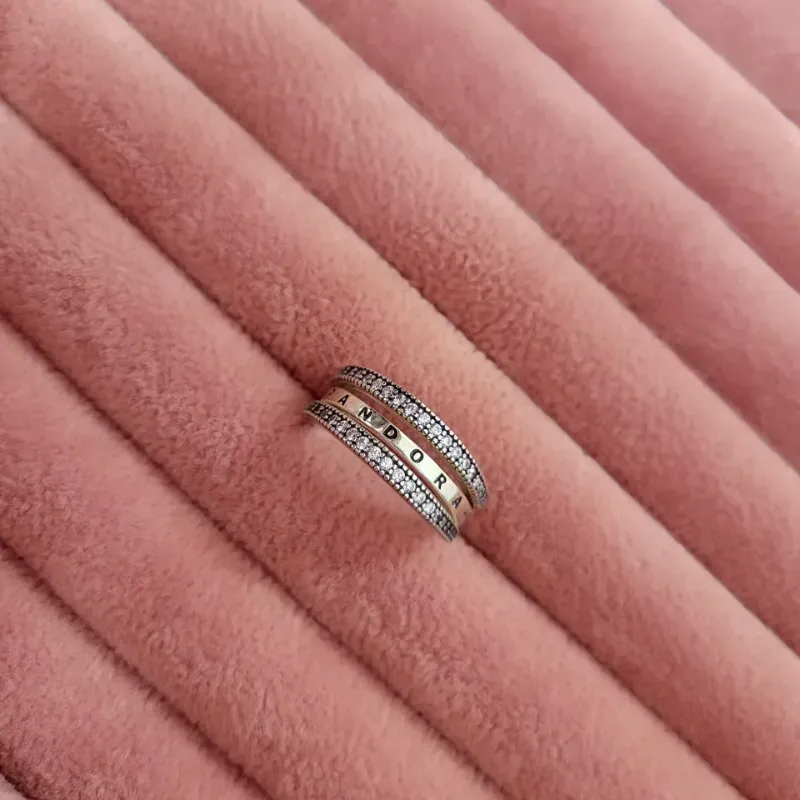 Anillo de pavé y cuentas con logotipo