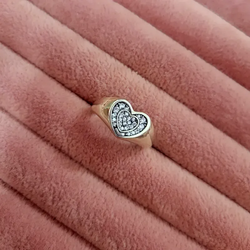 Anillo de sello con Pavé de corazón radiante 