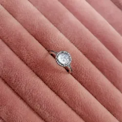 Anillo redondo con halo brillante