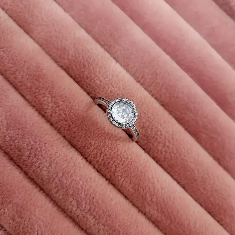 Anillo redondo con halo brillante