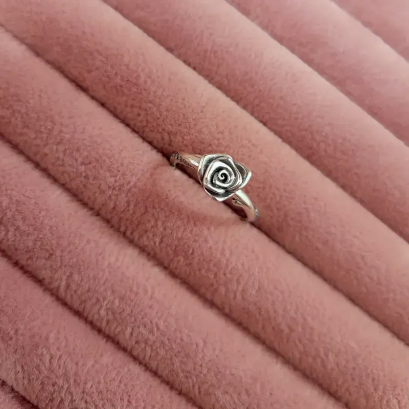 Anillo rosa floreciendo 