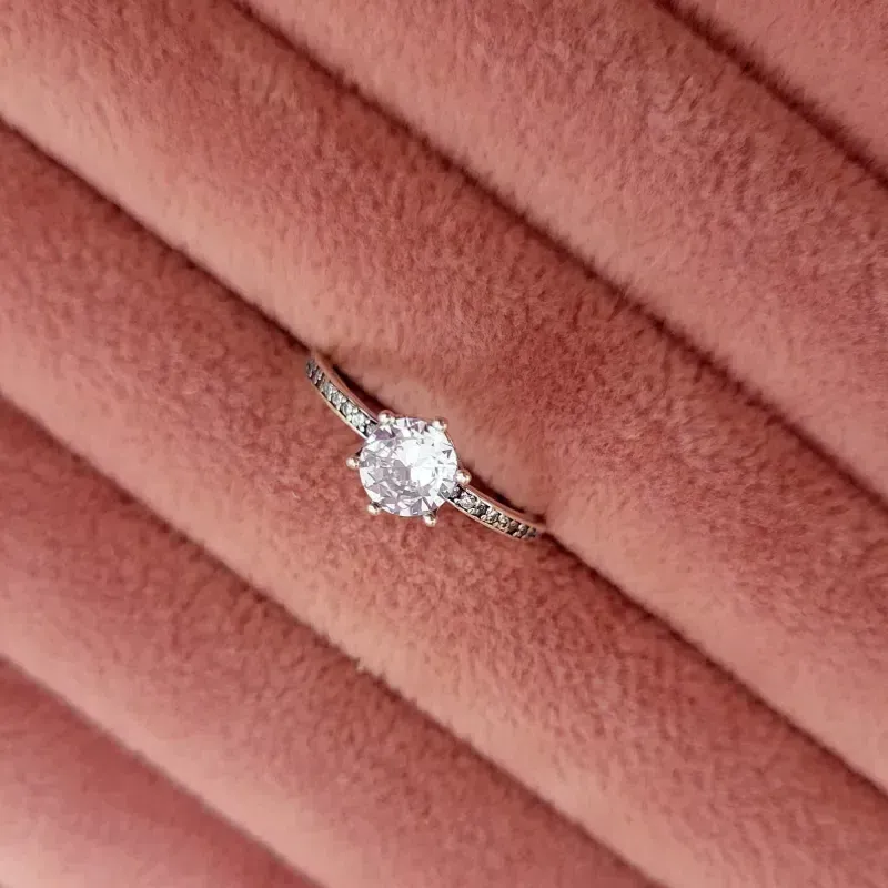 Anillo solitario de corona brillante transparente