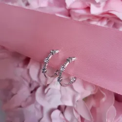 Aretes de aro brillantes con diseño de barras pavé 