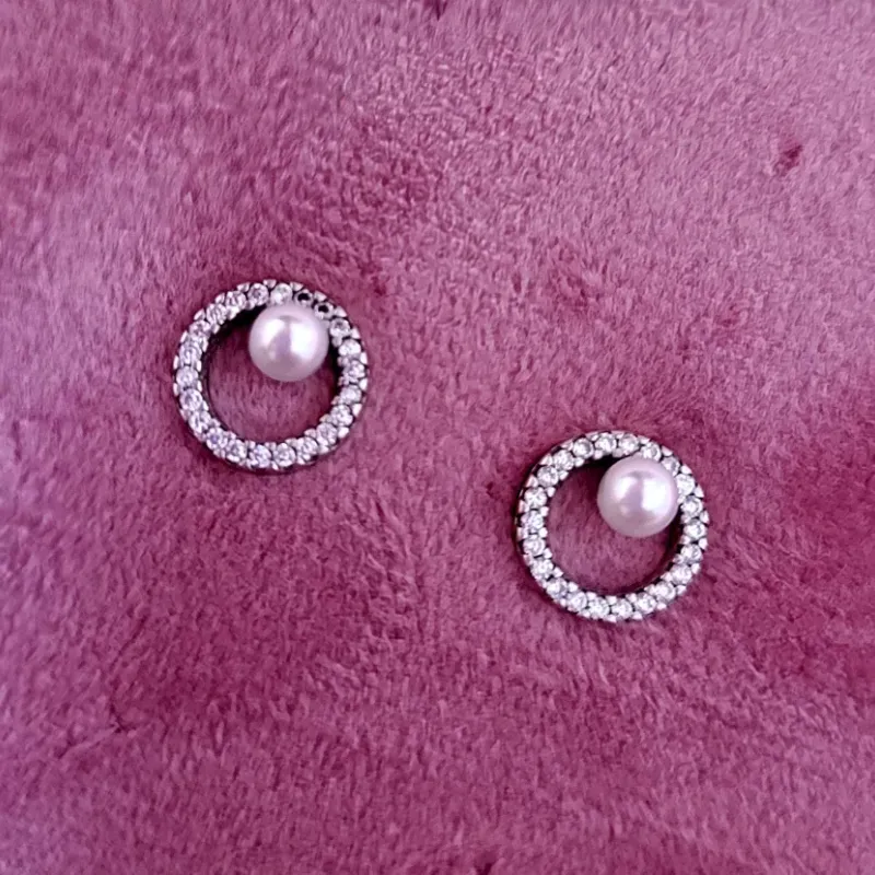 Aretes de botón con halo de perlas