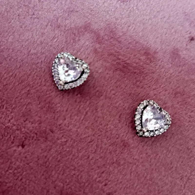Aretes de Botón Corazón Elevado 