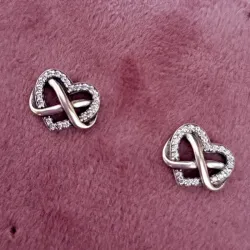 Aretes de Botón Corazón Infinito Brillante