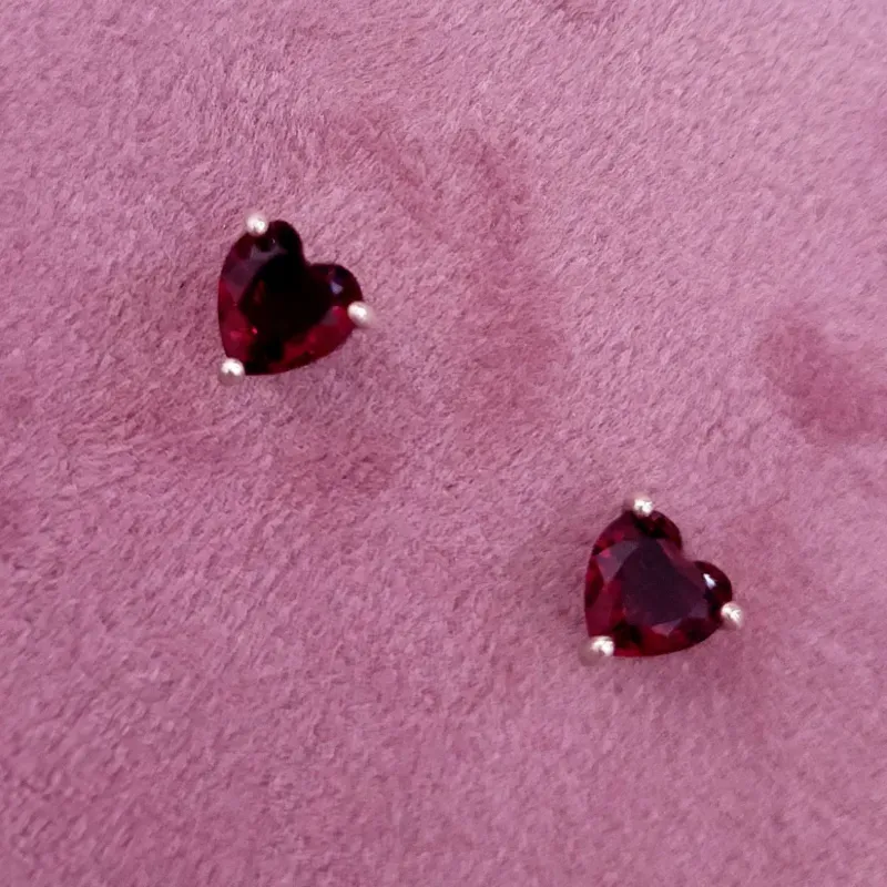 Aretes de Botón Corazón Rojo 