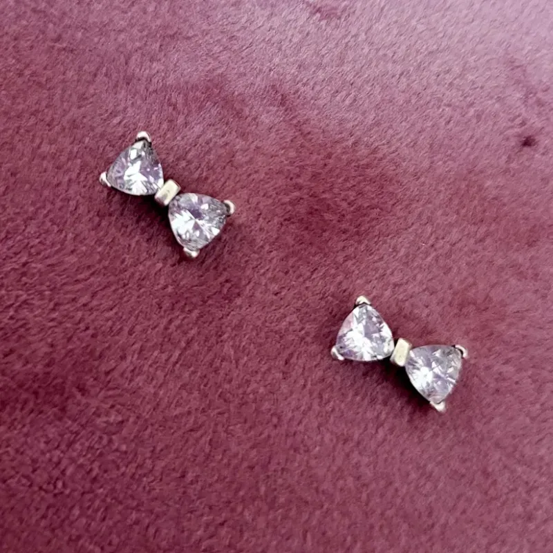 Aretes de Botón Lazo Brillante 