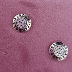 Aretes Logo Brillante Clásico