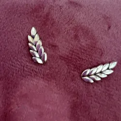 Aretes de botón hojitas