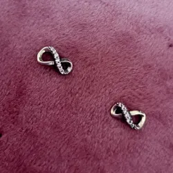 Aretes de tuerca con diseño de infinito brillante