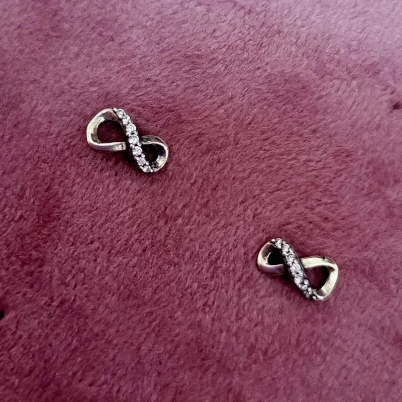 Aretes de tuerca con diseño de infinito brillante