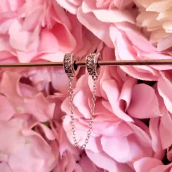 Cadena de seguridad con circonitas cúbicas y arcos de amor brillantes