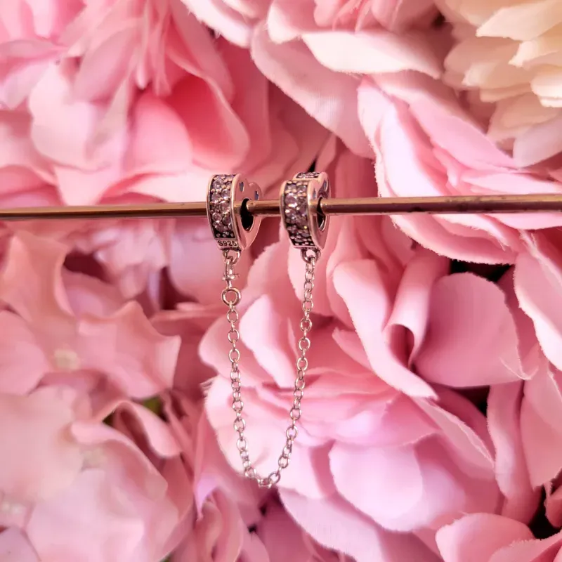 Cadena de seguridad con circonitas cúbicas y arcos de amor brillantes