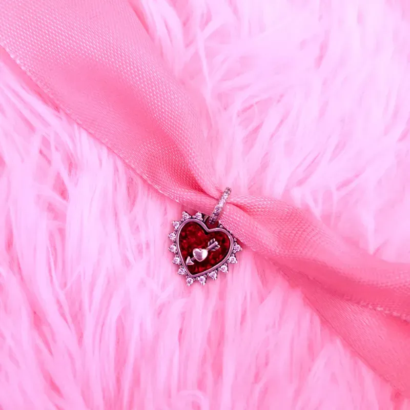 Charm colgante de corazón con flecha giratoria