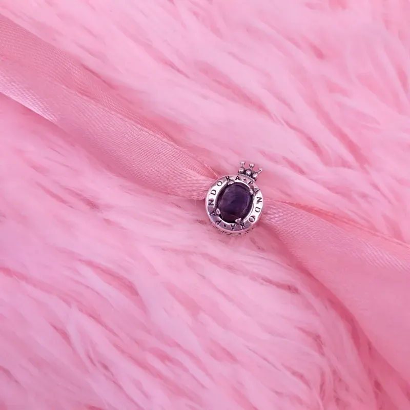 Charm con corona y circón azul