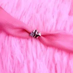 Charm flecha curva brillante 