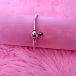 Pulsera Pandora con cierre con inscripción Love y colgante de corazón 