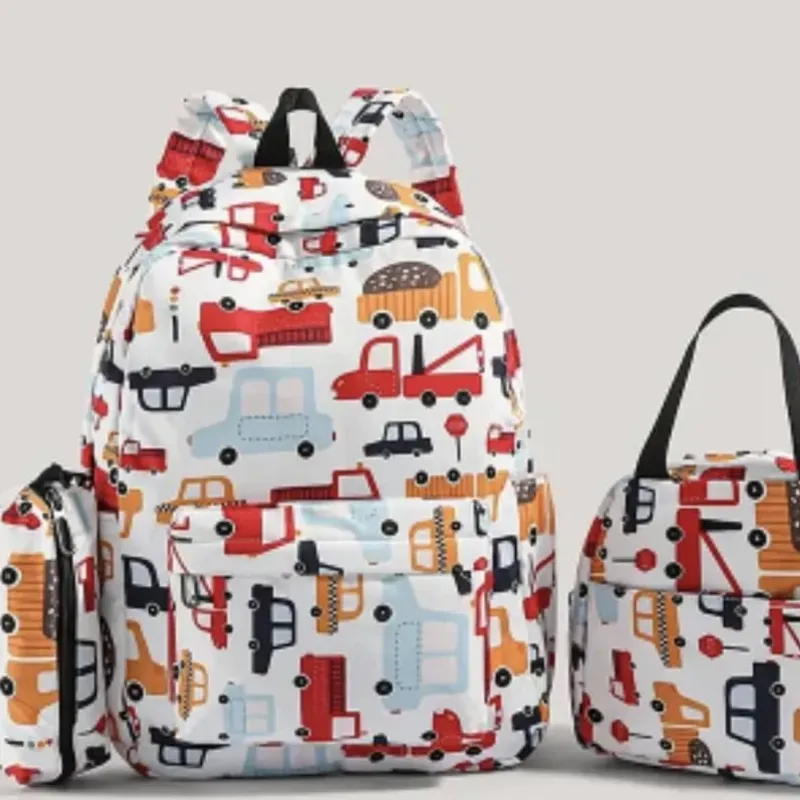 Set de mochila, cartuchera y lunchera temática carritos