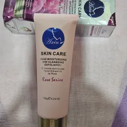 Exfoliante facial de rosas y ácido hialurónico