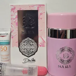 Perfume , brillo para labios y muestra de skin care.