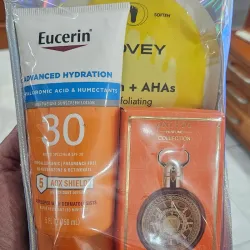 Protector solar Eucerin de 30 SPF , perfume y mascarilla exfoliante para pies.
