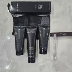 Set de 2 geles de baño, crema de afeitar y perfume de bolsillo. 